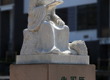 翁子像